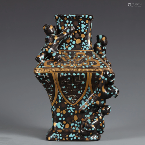 CHINESE BLACK GLAZED GILT-DECORATED PORCELAIN VASE,QING