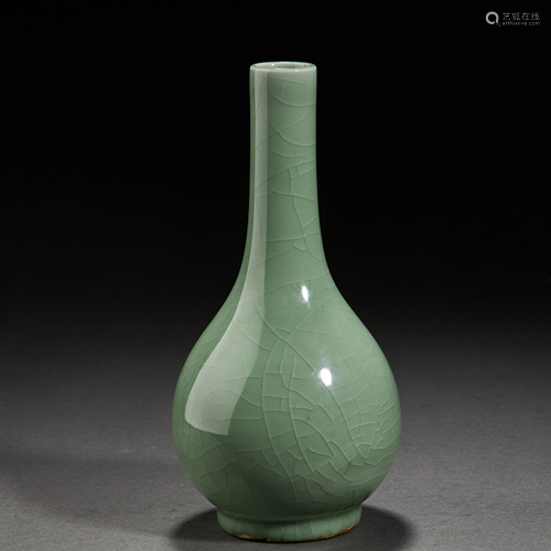 CHINESE LONGQUAN TYPE CRACKLE GLAZED PORCELAIN