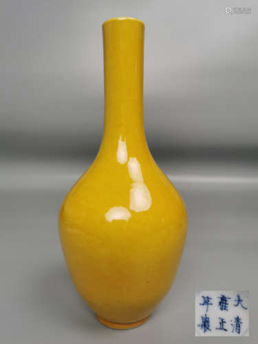 清中期黄釉长颈瓶