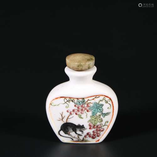 Chinese Famille Rose Porcelain Snuff Bottle