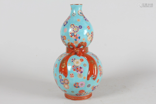 A Chinese Knot-fortune Blue-coding Porcelain Vase