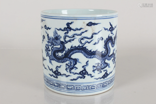 A Chinese Blue and White Dragon-decorating Porcelain