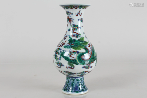 A Chinese Dragon-decorating Porcelain Fortune Vase