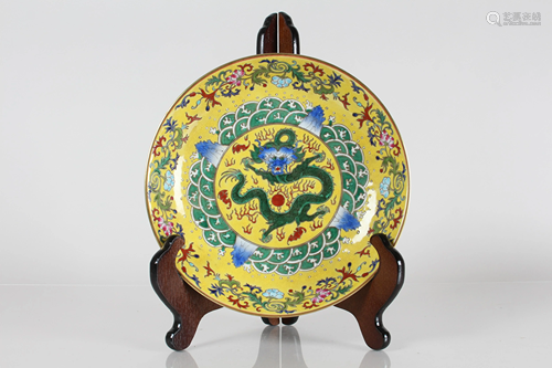 A Chinese Yellow-coding Dragon-decorating Porcelain