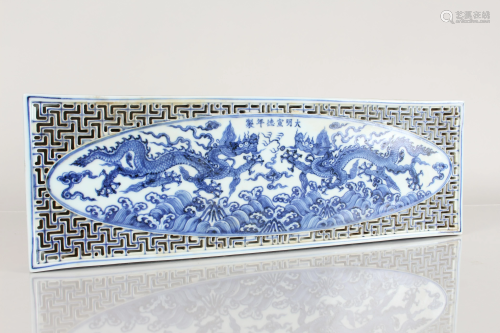 A Chinese Detailed Dragon-decorating Porcelain Fortune