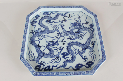 A Chinese Dragon-decorating Detailed Massive Porcelain