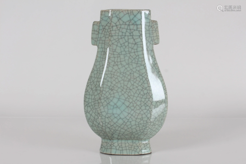 A Chinese Duo-handled Crack-glaze Porcelain Fortune