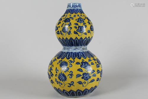 A Chinese Yellow-coding Calabash-fortune Porcelain Vase