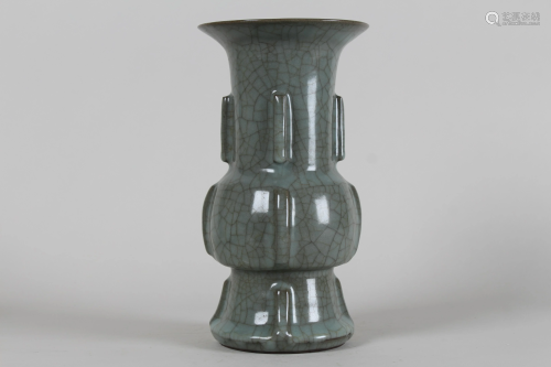 A Chinese Crack-style Fortune Porcelain Vase