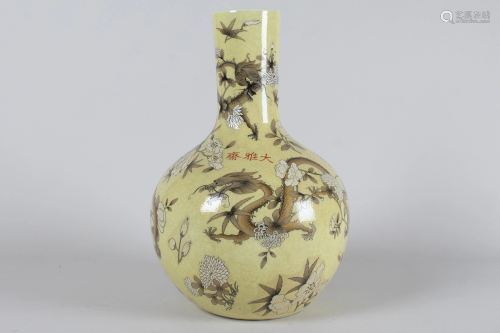 A Chinese Dragon-decorating Fortune Detailed Porcelain