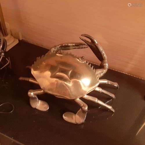 Brule parfum en bronze figurant un grand crabe, Coupe sur pi...