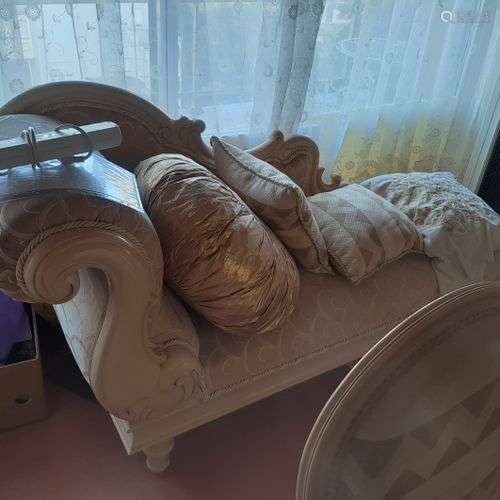 Méridienne baroque en bois laqué crème et tissu rose, modern...