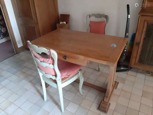 Table rectangulaire bois et deux chaises bois peint vert