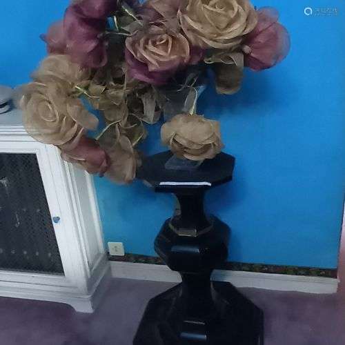sellette en bois laqué noir et bouquet artificiel