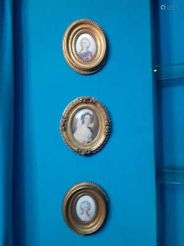 3 miniatures de style Louis XVI, cadre en bois doré