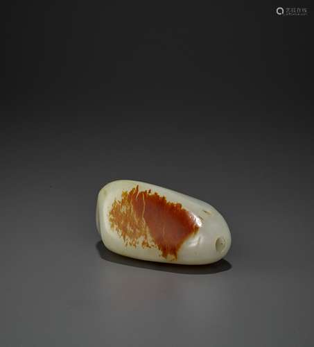 A JADE PEBBLE-FORM SNUFF BOTTLE, MID-QING DYNASTY