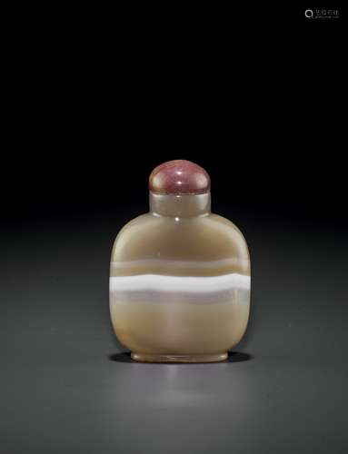 A BANDED AGATE SNUFF BOTTLE, QING DYNASTY