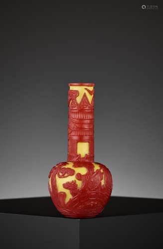 A QIANLONG MARK AND PERIOD GLASS BOTTLE VASE