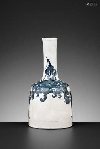 A BLUE AND WHITE 'PHOENIX' MALLET VASE, KANGXI