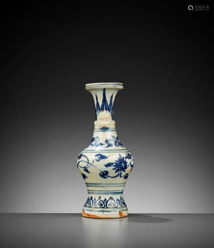 A BLUE AND WHITE VASE, LE DYNASTY