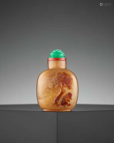 A 'MONKEY AND BUTTERFLY' AGATE SNUFF BOTTLE, QING