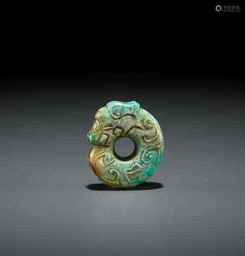 A TURQUOISE 'PIG-DRAGON' PENDANT, SHANG DYNASTY