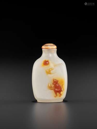 A 'MONKEY AND PEACH' AGATE SNUFF BOTTLE, QING