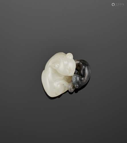 A WHITE AND GRAY JADE 'TWO CATS' PENDANT, QING