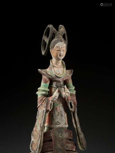 A RARE PAINTED POTTERY FIGURE OF AN ACTRESS, TANG