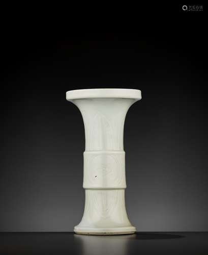 A PALE CELADON-GLAZED GU-FORM BEAKER VASE, KANGXI