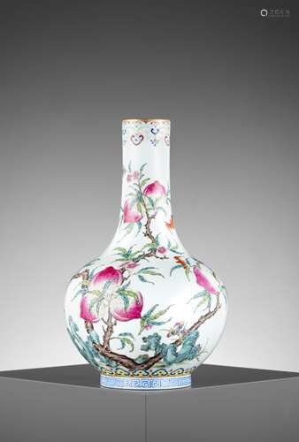 AN IMPERIAL DAOGUANG MARK AND PERIOD BOTTLE VASE