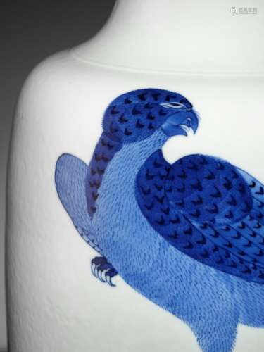 A BLUE AND WHITE 'FALCON' ROULEAU VASE, QING