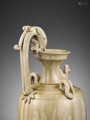 A RARE 'YUE' CHICKEN-HEAD EWER, c. 570 AD