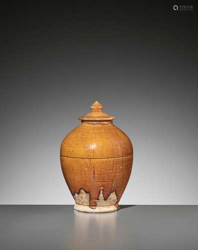 AN AMBER-GLAZED POTTERY JAR AND COVER, TANG