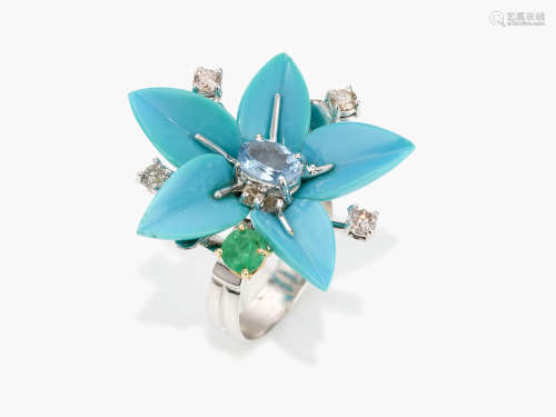 Ring mit Türkisblüte, Brillanten, Smaragd und Aquamarin