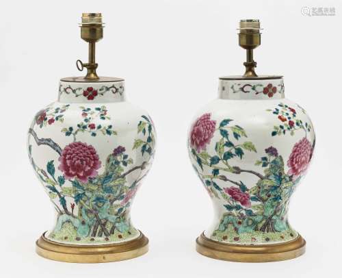 Ein Paar Vasen (als Tischlampen montiert)