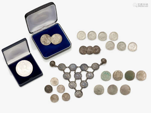 21 Münzknöpfe, eine Münzbrosche, ein Gehänge aus 10 Münzen u...