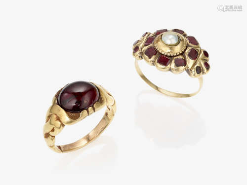 Zwei Ringe mit Granaten und Perle