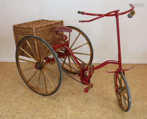 Rood beschilderde metalen fiets