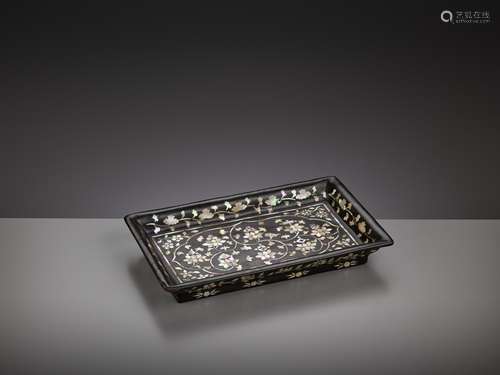 A BLACK LACQUER TRAY WITH INLAYS, JOSEON DYNASTY