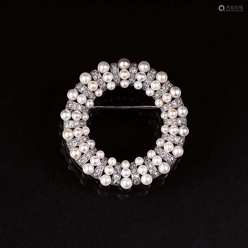 An Art Nouveau Brooch with Pearls and Diamonds.