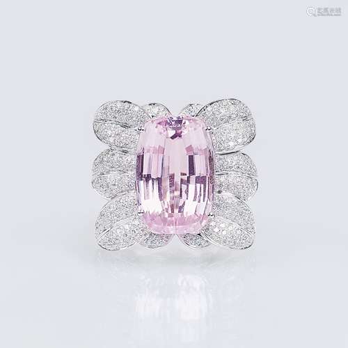 A splendid Kunzite Diamond Cocktailring.