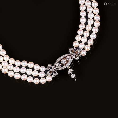 A Pearl Necklace with Art-Nouveau Diamond Clasp.