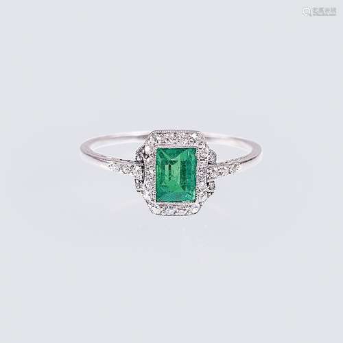 A petite Art-déco Emerald Diamond Ring.