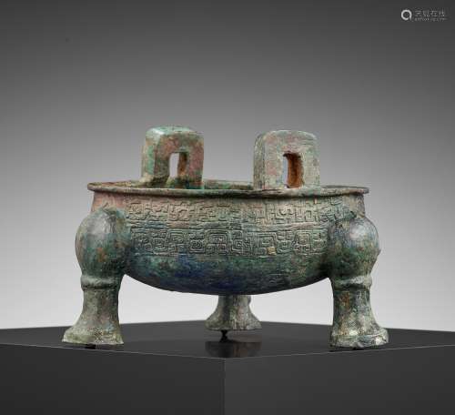 A SPRING AND AUTUMN BRONZE TRIPOD VESSEL, DING