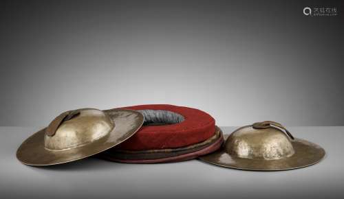 A PAIR OF BRONZE CYMBALS, XUANDE MARK AND PERIOD