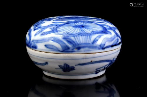 Porcelain lidded bowl