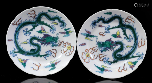 2 plates with dragon decor