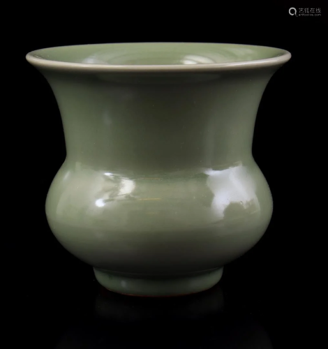 Green glazed porcelain collar vase