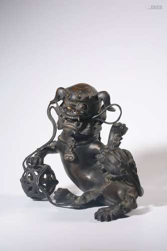 chinese bronze lion-shaped censer